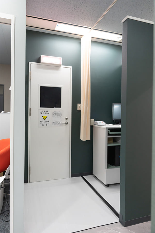 レントゲン室の入口。患者さんが迷わず入室できるようにわかりやすく設計