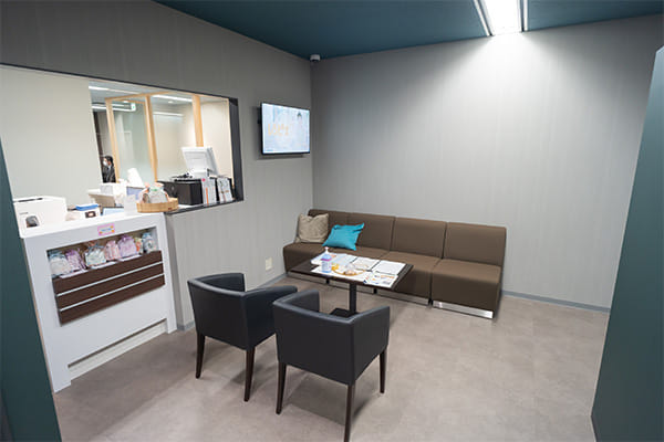自由診療エリアの待合スペース。静かで落ち着いた空間