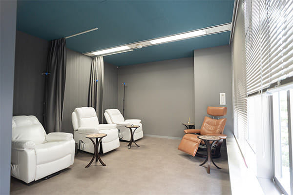 美容点滴用のリクライニングチェア。快適な姿勢で施術を受けられる