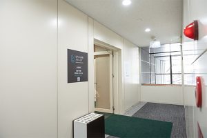 エレベータを降りて右手すぐのクリニック入口