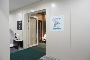 階段を上がった正面にあるクリニックの入口