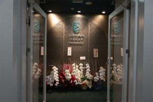 ガラス扉とロゴが見える当院のエントランス