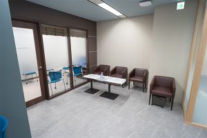 座席間隔を確保した一般待合スペース