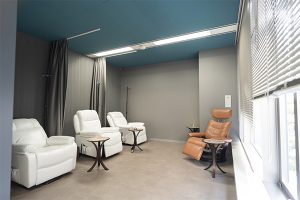 美容点滴用のリクライニングチェア。快適な姿勢で施術を受けられる